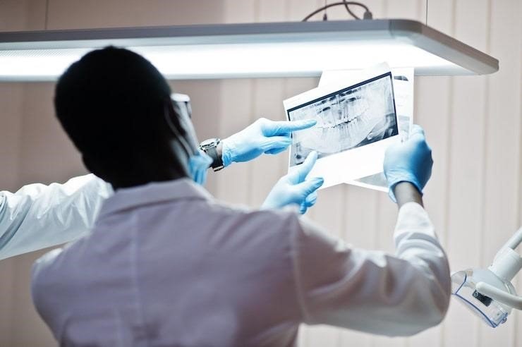 Retreatment kořenových kanálků pod mikroskopem